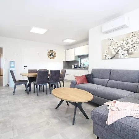 Mit Privatpool Fuer 6 Personen Ca 140 Qm In Stinjan, Istrien Istrische Riviera Holiday home *