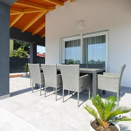 Mit Privatpool Fuer 6 Personen Ca 140 Qm In Stinjan, Istrien Istrische Riviera * Stinjan