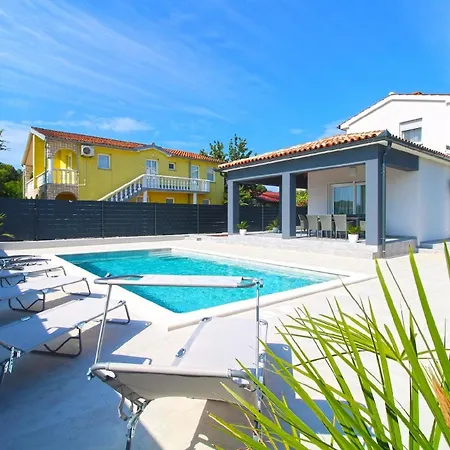 Mit Privatpool Fuer 6 Personen Ca 140 Qm In Stinjan, Istrien Istrische Riviera * Stinjan
