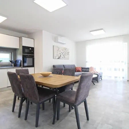 Mit Privatpool Fuer 6 Personen Ca 140 Qm In Stinjan, Istrien Istrische Riviera Holiday home Stinjan