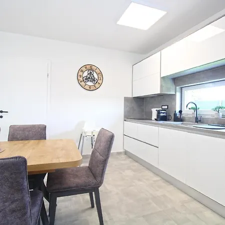 Mit Privatpool Fuer 6 Personen Ca 140 Qm In Stinjan, Istrien Istrische Riviera