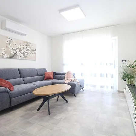 Holiday home Mit Privatpool Fuer 6 Personen Ca 140 Qm In Stinjan, Istrien Istrische Riviera Stinjan